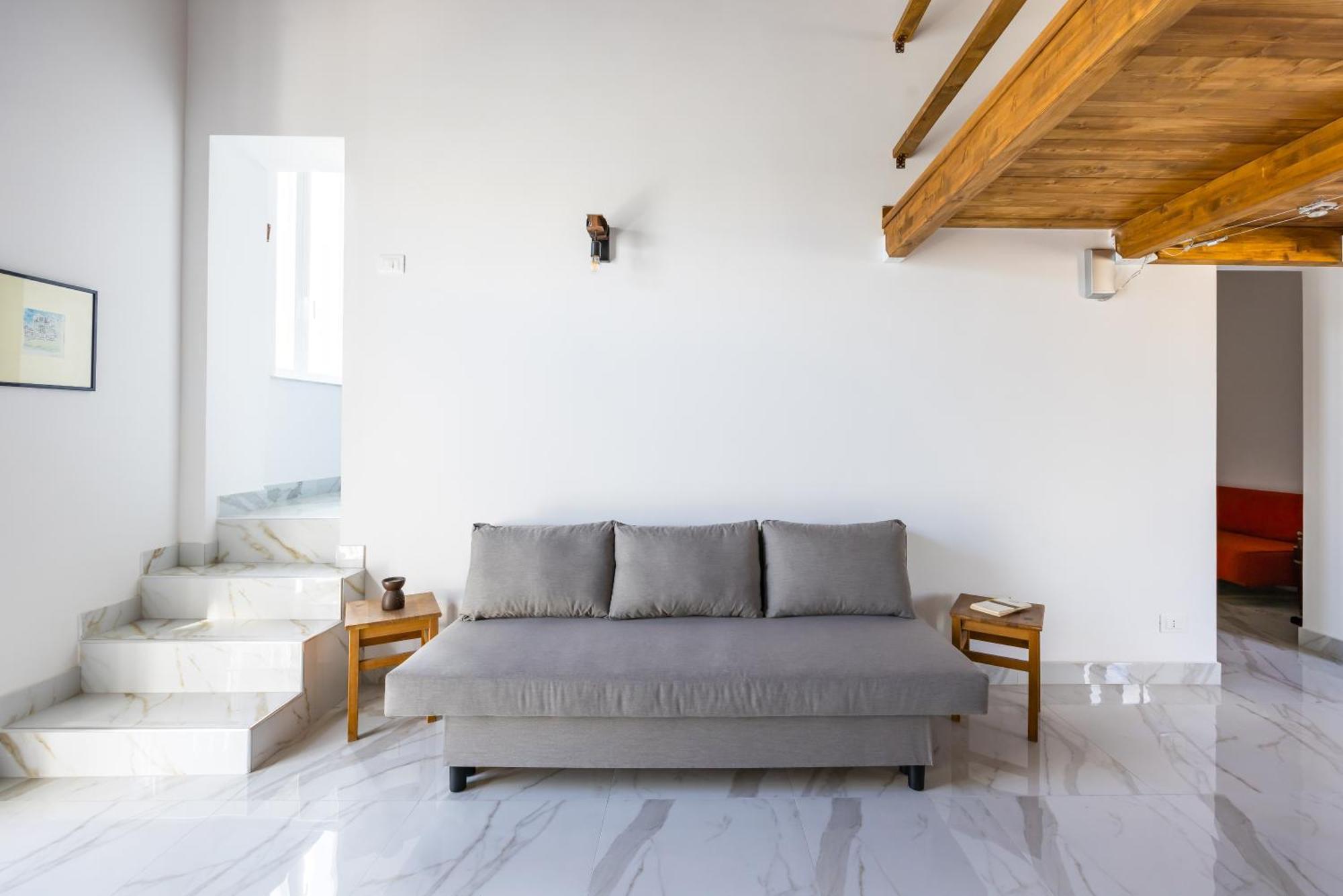 Carrozzieri Nest At Historical Center Apartment Naples Luaran gambar