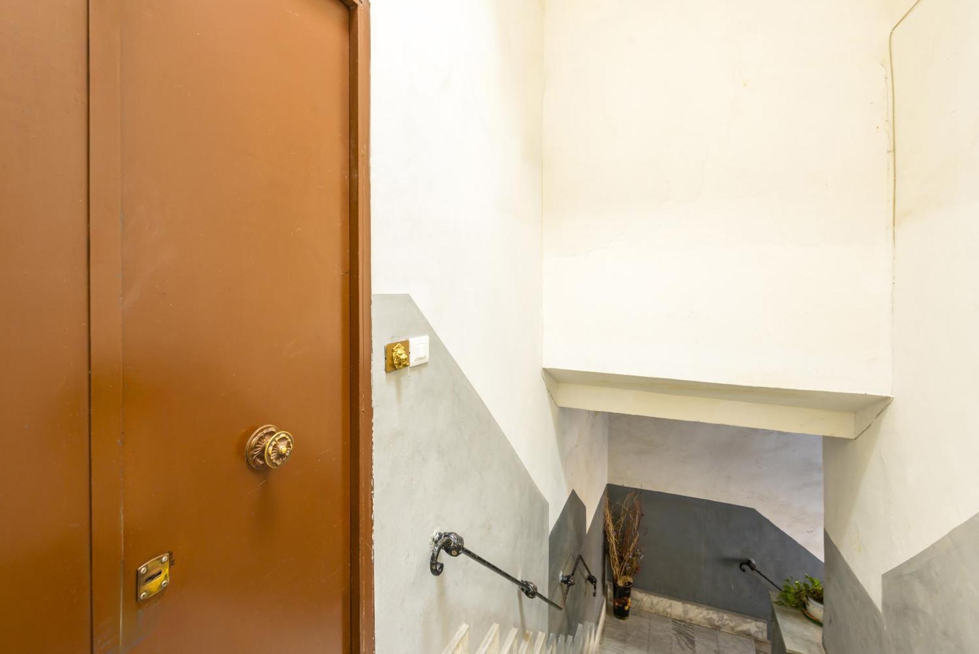 Carrozzieri Nest At Historical Center Apartment Naples Luaran gambar