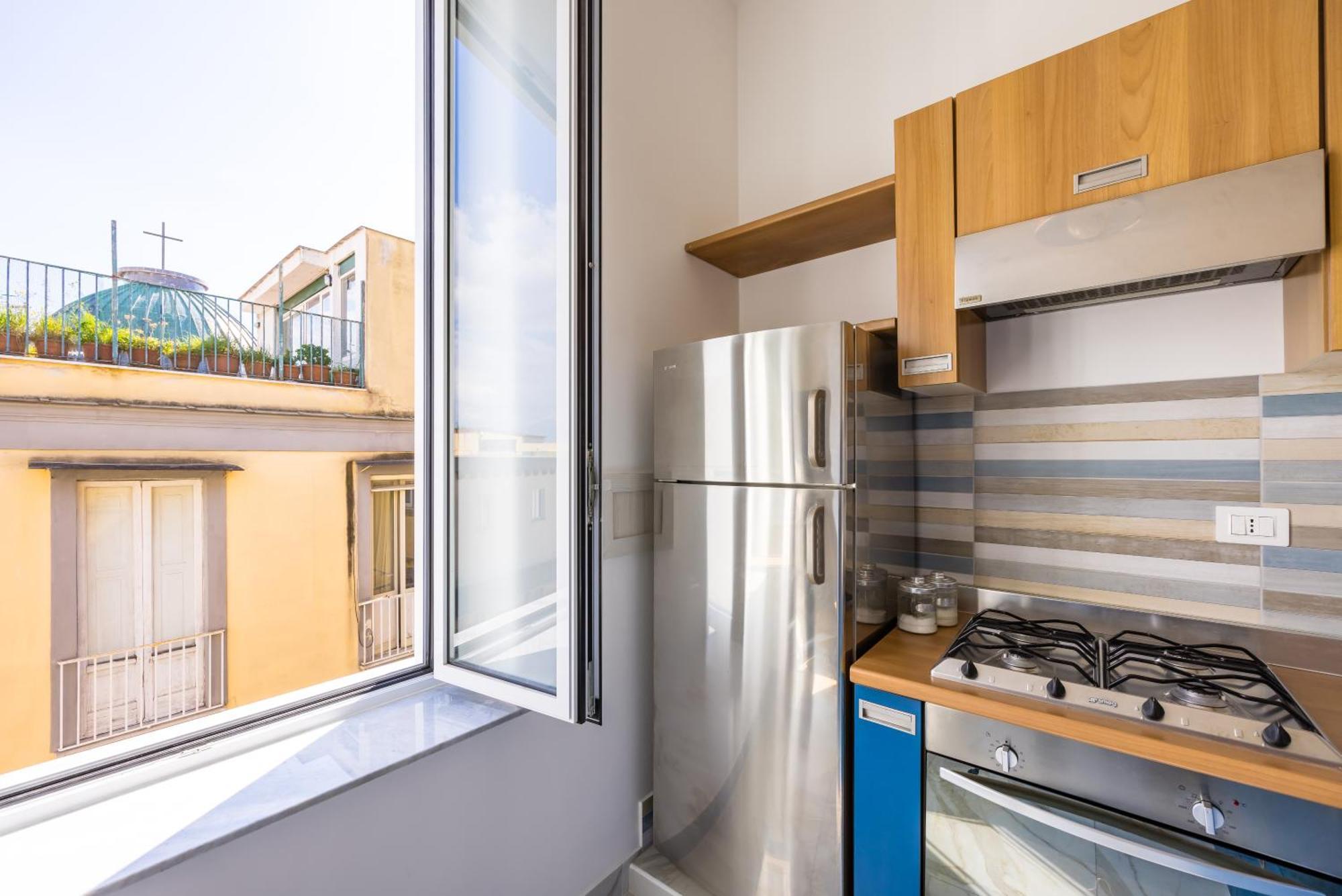 Carrozzieri Nest At Historical Center Apartment Naples Luaran gambar