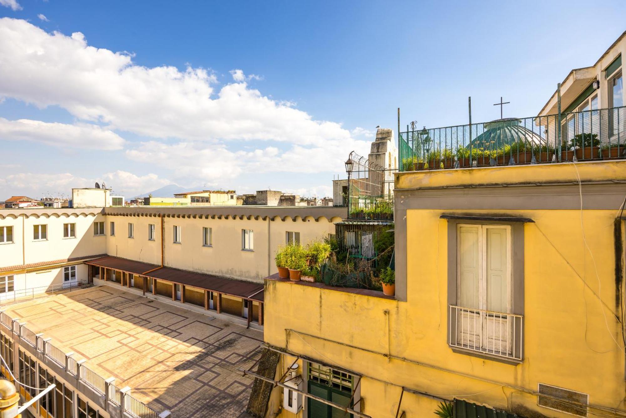 Carrozzieri Nest At Historical Center Apartment Naples Luaran gambar