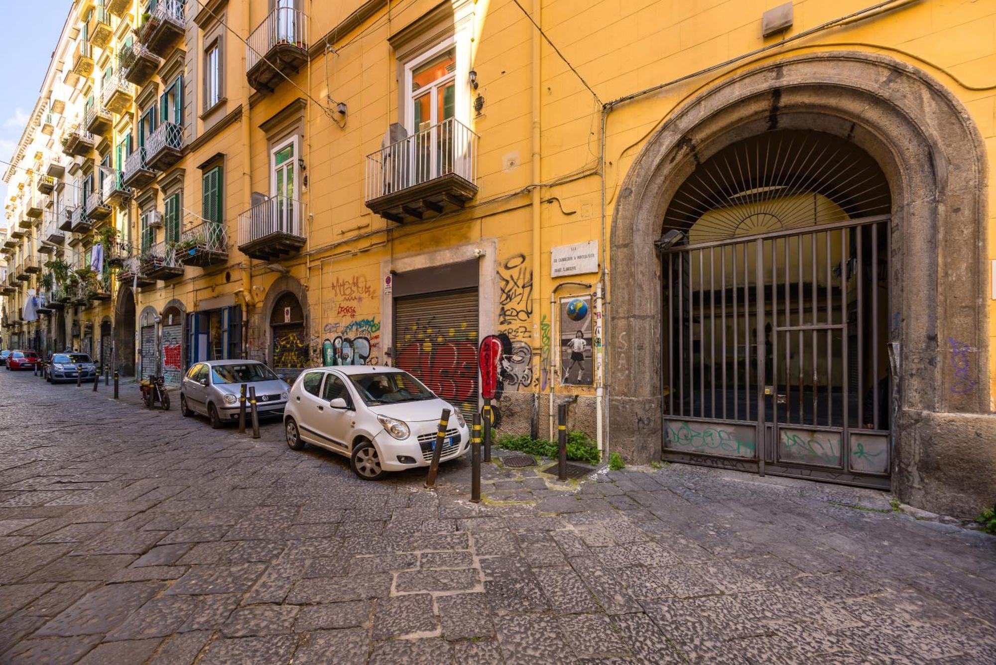 Carrozzieri Nest At Historical Center Apartment Naples Luaran gambar