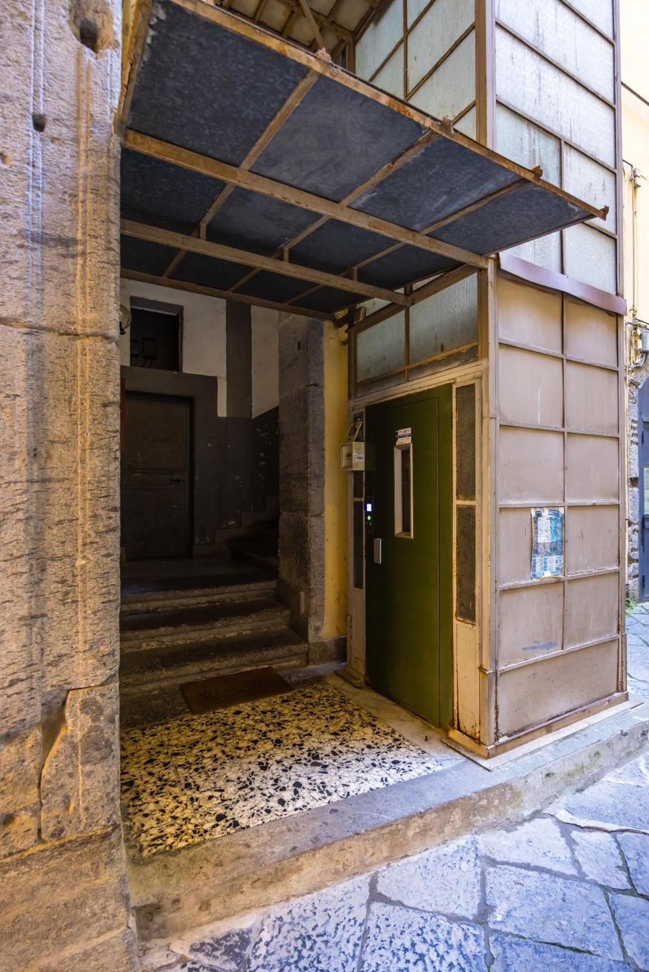 Carrozzieri Nest At Historical Center Apartment Naples Luaran gambar